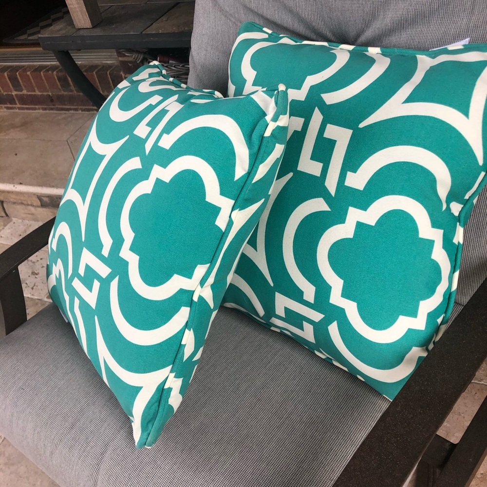 2 outdoor pillow set